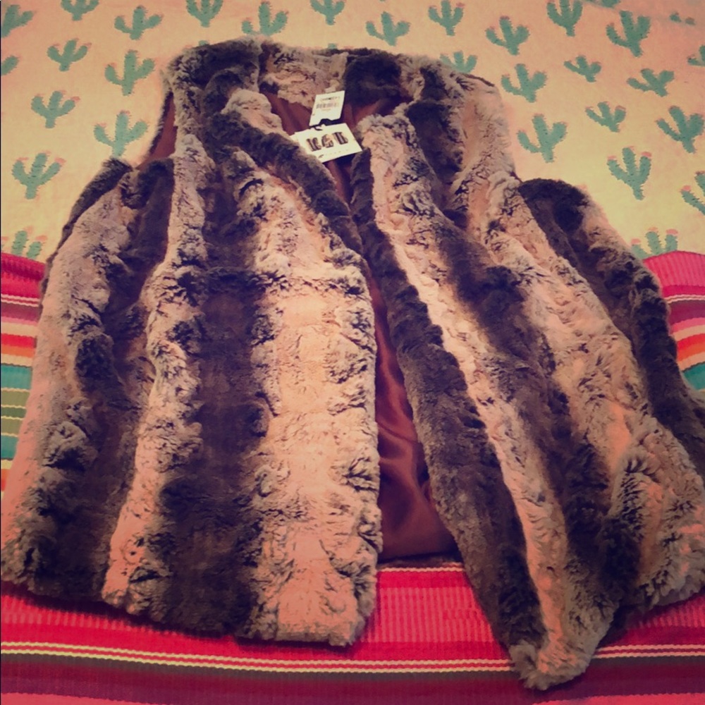 Furry vest, never worn still has tags !!!